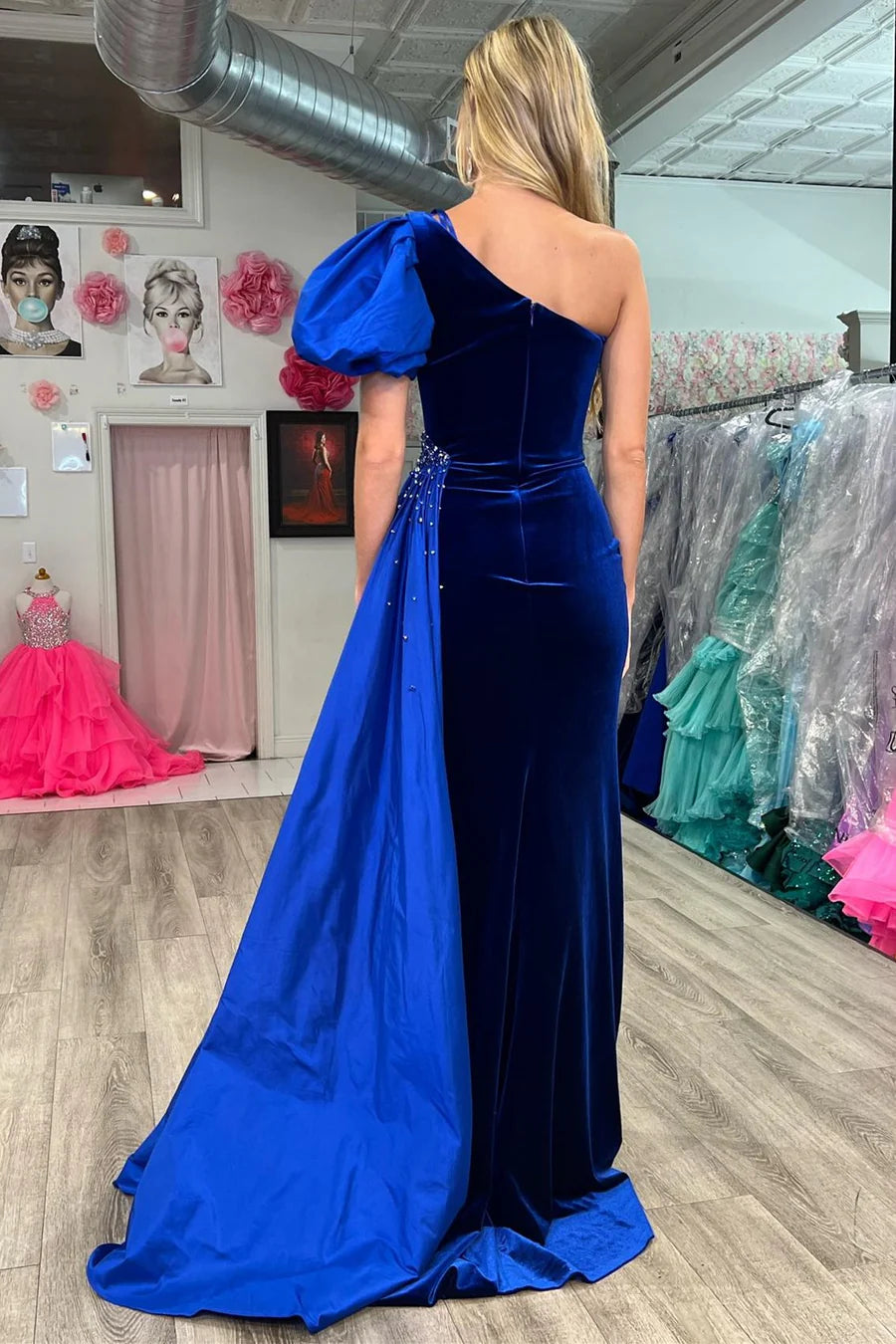Vestido de fiesta de terciopelo con un solo hombro y cola incorporada